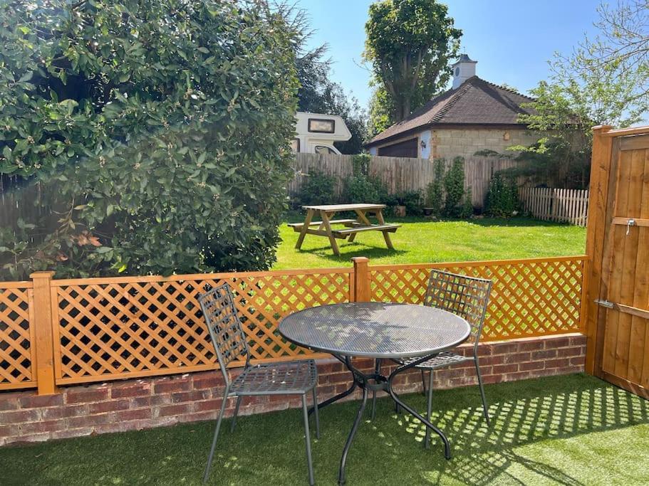 Cosy Coach House Garden Apartment By The Sea, Own Entrance Door, Garden Terrace With Exclusive Rear Door Access & Free Reserved Parking Space Only 2 Mtrs From Your Apt Door! Early Checkin From 3Pm And Late Check Out Till 11Am Available! Broadstairs Dış mekan fotoğraf