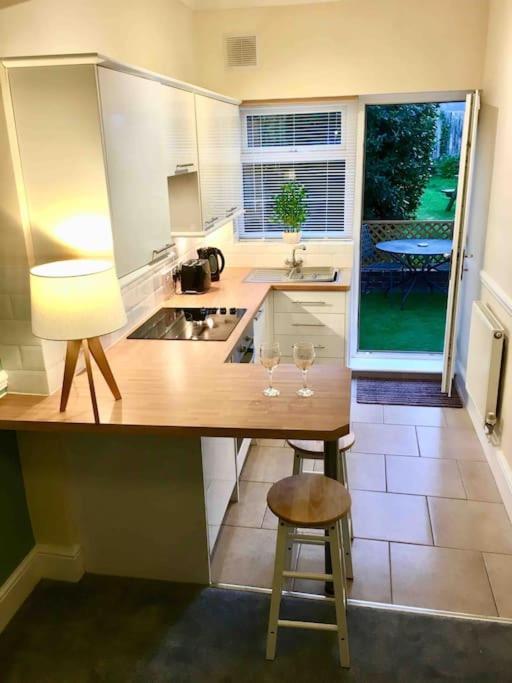 Cosy Coach House Garden Apartment By The Sea, Own Entrance Door, Garden Terrace With Exclusive Rear Door Access & Free Reserved Parking Space Only 2 Mtrs From Your Apt Door! Early Checkin From 3Pm And Late Check Out Till 11Am Available! Broadstairs Dış mekan fotoğraf