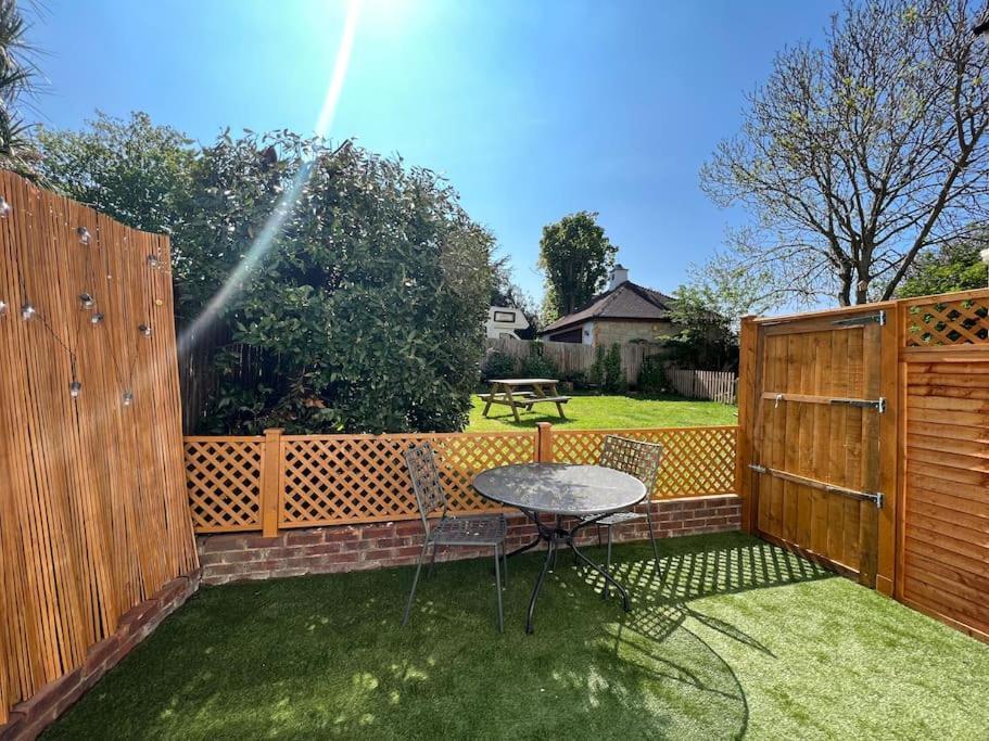 Cosy Coach House Garden Apartment By The Sea, Own Entrance Door, Garden Terrace With Exclusive Rear Door Access & Free Reserved Parking Space Only 2 Mtrs From Your Apt Door! Early Checkin From 3Pm And Late Check Out Till 11Am Available! Broadstairs Dış mekan fotoğraf