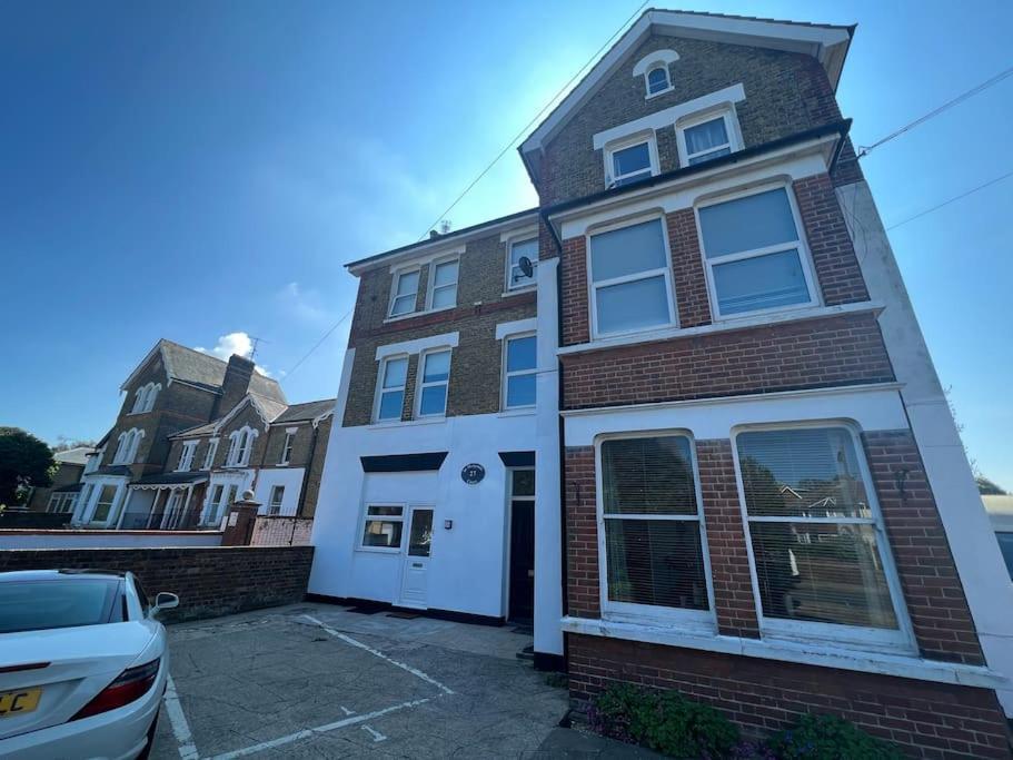 Cosy Coach House Garden Apartment By The Sea, Own Entrance Door, Garden Terrace With Exclusive Rear Door Access & Free Reserved Parking Space Only 2 Mtrs From Your Apt Door! Early Checkin From 3Pm And Late Check Out Till 11Am Available! Broadstairs Dış mekan fotoğraf
