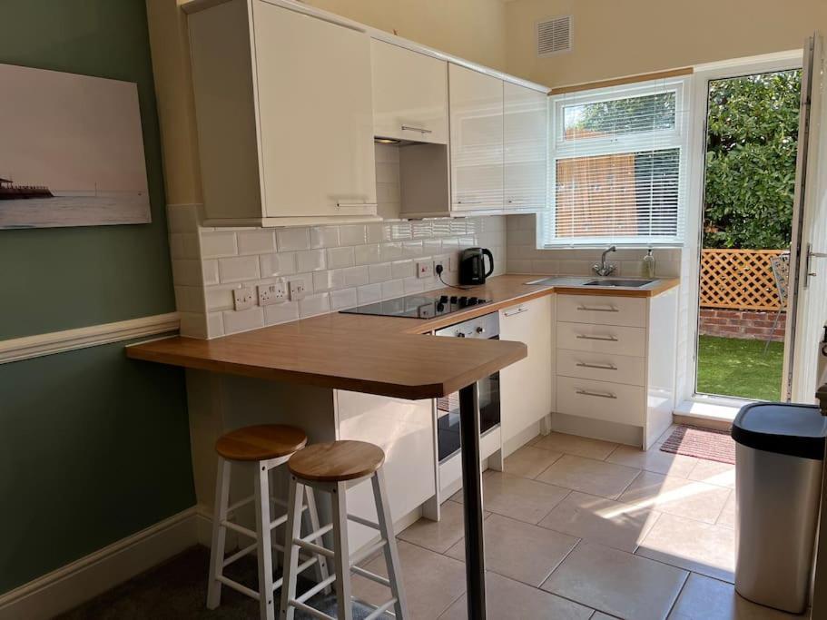 Cosy Coach House Garden Apartment By The Sea, Own Entrance Door, Garden Terrace With Exclusive Rear Door Access & Free Reserved Parking Space Only 2 Mtrs From Your Apt Door! Early Checkin From 3Pm And Late Check Out Till 11Am Available! Broadstairs Dış mekan fotoğraf