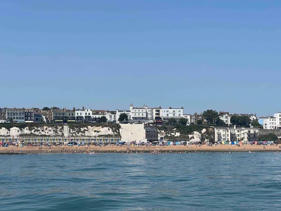 Cosy Coach House Garden Apartment By The Sea, Own Entrance Door, Garden Terrace With Exclusive Rear Door Access & Free Reserved Parking Space Only 2 Mtrs From Your Apt Door! Early Checkin From 3Pm And Late Check Out Till 11Am Available! Broadstairs Dış mekan fotoğraf