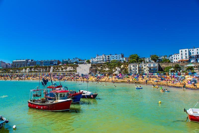 Cosy Coach House Garden Apartment By The Sea, Own Entrance Door, Garden Terrace With Exclusive Rear Door Access & Free Reserved Parking Space Only 2 Mtrs From Your Apt Door! Early Checkin From 3Pm And Late Check Out Till 11Am Available! Broadstairs Dış mekan fotoğraf